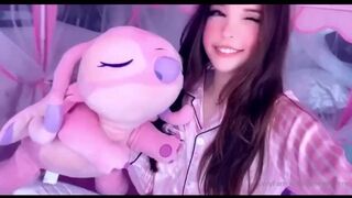 Bel like Walking Naked and Show Butt