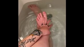 Egirl Takes Bath and Rubs Feet