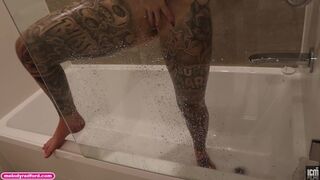 HUGE TIT Teenie Squirting Sperm over 11 Times in a Row Fingering herself in the Bath - Melody Radford