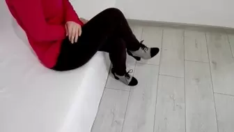 Foot Bizarre Candid Feet Wearing Fine Shoes, Sexy Teenie Waiting and Feet Gets Filmed