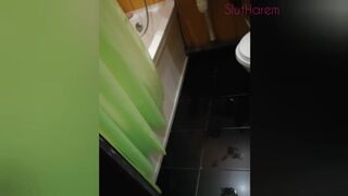 Подглядывал как сводная сестренка дрочит в душе и кончил на неё