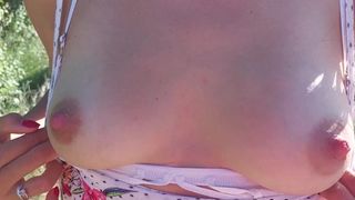 Hispanic lactando al aire libre | Chupa mis tetas con leche