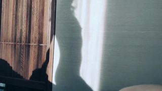 騎乗位で激しく腰を振る少女