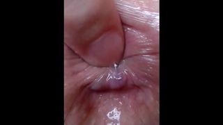 日本の女子高生は濡れたお尻と潮吹きでたっぷり遊んでいます