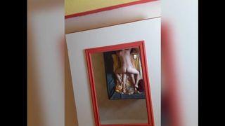Me coge duro mientras estaba tomando siesta hasta correrse adentro