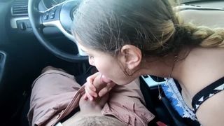 Молодая красотка сосет член