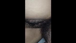 La novia de mi amigo me invita a ver Netflix y me seduce en su casa