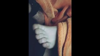 Дрочит ножками/ Footjob