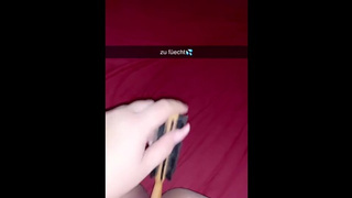 Mädchen spielt mit Haarbürste