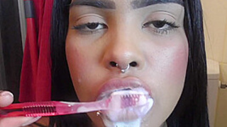 African Chick Teeth Brushing Bizarre - SoloAustria