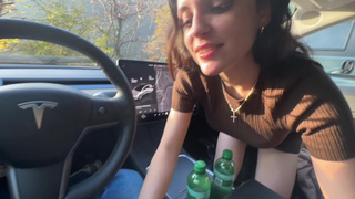 ragazza italiana mi fa un pompino in Tesla dopo un incontro casuale