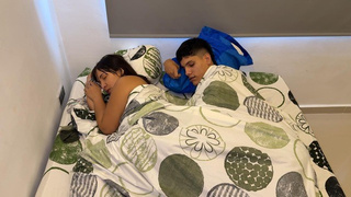 Mi madrastra y yo compartimos cama y ella termina metiendose mi gran polla en su rico coño