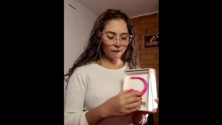 Chica delgada juega con su coño y lush en lao oficina