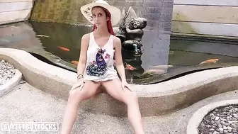 Sexy Babe Shows Pussy near the Public Fountain
