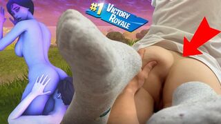 Teaching my Step Sister Playing FORTNITE during Coronavirus #stayhome