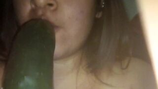 Le Hago Una Mamada a un Pepino