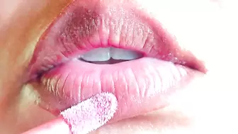 Pink Lips: Light Lip Gloss Bizarre